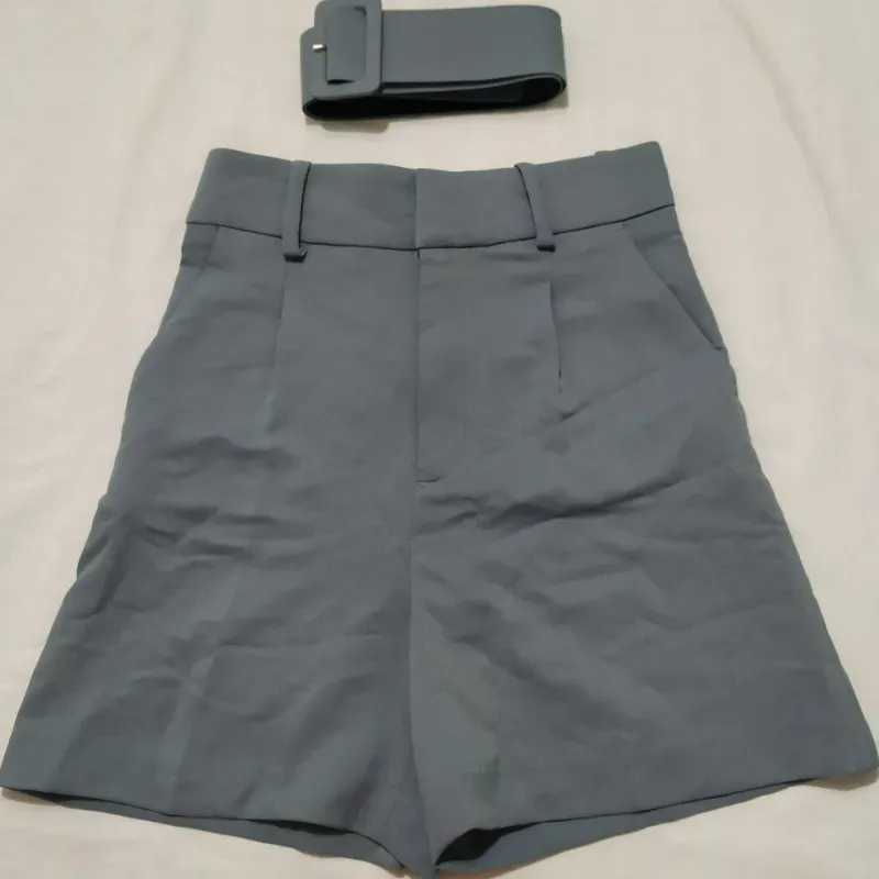 Shorts gris con cinto, 