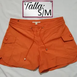 Shorts naranja con bolsillos a los lados,