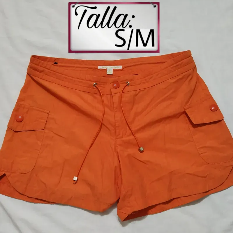 Shorts naranja con bolsillos a los lados,