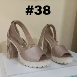 Tacones Color rosa metálico. 