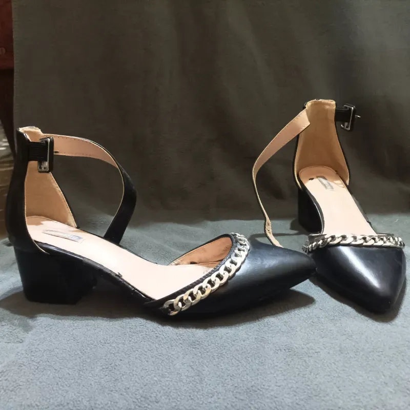 Tacones negros con cadena