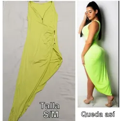  Vestido amarillo, con pierna descubierta. 