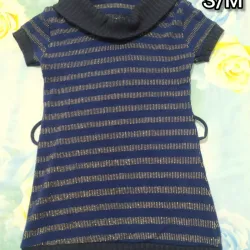 Vestido azul de rallas doradas, de mangas