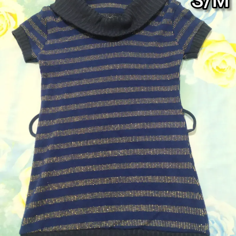 Vestido azul de rallas doradas, de mangas