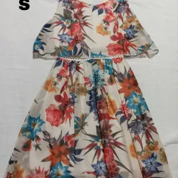 Vestido blanco con estampado de flores.