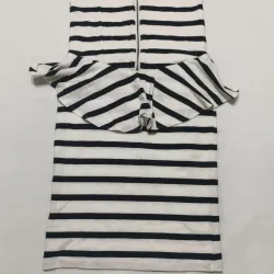   Vestido corto de rayas blanco y negro. 