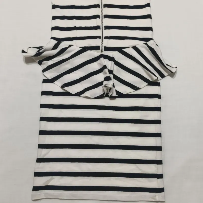   Vestido corto de rayas blanco y negro. 