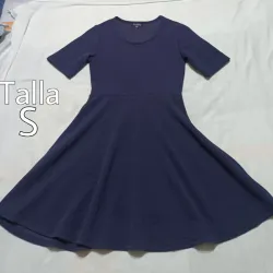 Vestido de mangas color azul oscuro.