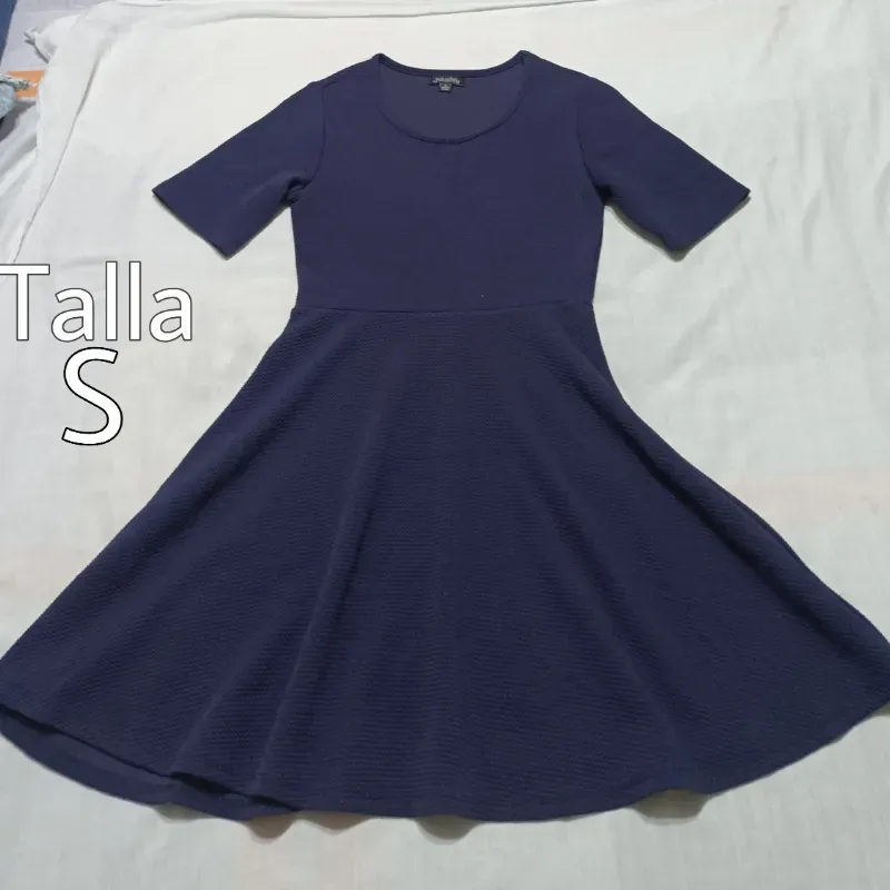 Vestido de mangas color azul oscuro.