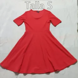 Vestido de mangas color bermellón. 
