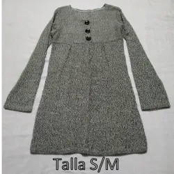 Vestido gris bordada con botones. 