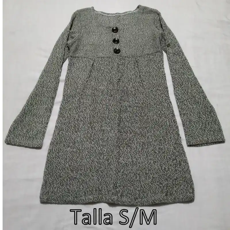 Vestido gris bordada con botones. 