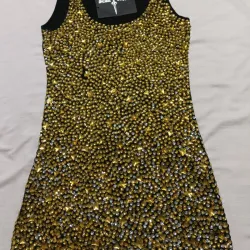  Vestido negro de piedras amarillas.