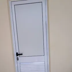 Puerta de melamina con chapa de 0.90x2.10