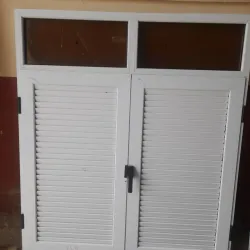 Ventana de tablillas tropical con luceta de 1.40x1.20