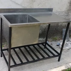 Mesa fregadero con entrepaño de perfiles 