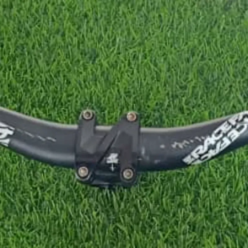 Manillar RaceFace 720 cm, con potencia Specialized de 45mm, todo aluminio bien ligero...