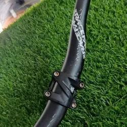 Manillar RaceFace 720 cm, con potencia Specialized de 45mm, todo aluminio bien ligero...