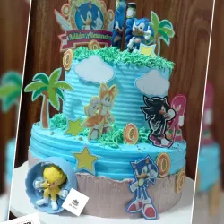 Torta Redonda de Dos Niveles Cobertura Simple 