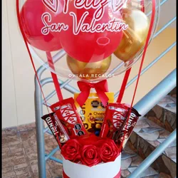 Arreglo globo burbuja + 4 rosas + chuches