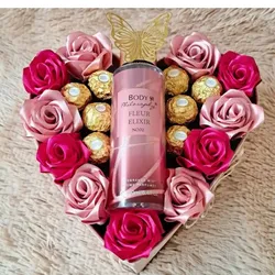 Cajita corazón + 11 rosas + 6 bombones + colonia