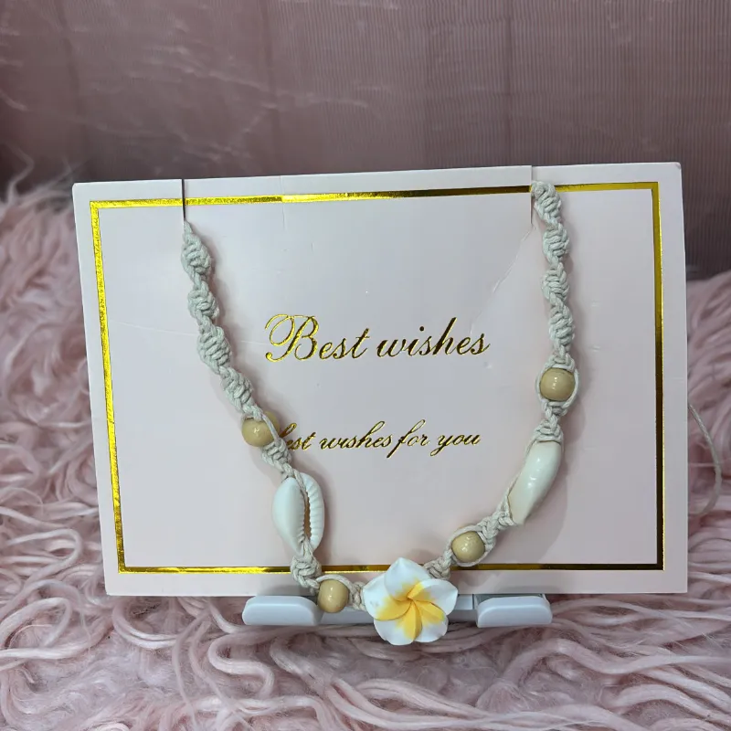 Collar verano flor amarilla y caracoles 