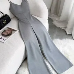 Mono Gris cruzado detrás