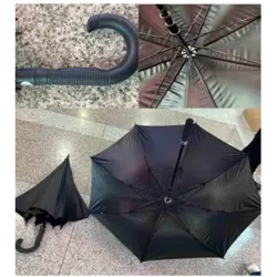 PARAGUAS  PEGAMENTO NEGRO DE FIBRA DE OCHO  HILOS DE 70CM, MANGO CURVO, 1UNIDAD /  BOLSA DE PLÁSTICO