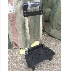  Pieza con cuatro ruedas y  varilla expandible de 18  pulgadas, para poner con las  mochilas.  plastica