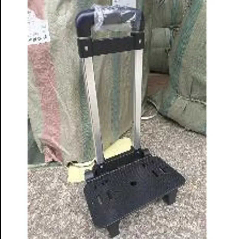  Pieza con cuatro ruedas y  varilla expandible de 18  pulgadas, para poner con las  mochilas.  plastica