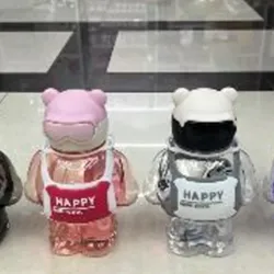 Pomo de agua plástico con forma de oso,  800 ml, 14 × 19.5cm, colores azul, rosa, blanco y  negro, 1pza / opp 