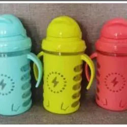  Pomo de plástico con dos asas  300 ml  Colores azul, amarillo y rojo.