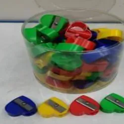 Sacapuntas de colores  plásticos con forma de corazón.  Medida: 2,9 * 2,5 * 1,1 cm,  72 unidades / cubo plástico