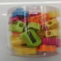  Sacapuntas de colores  plásticos con forma rectangular.  Medidas  3 * 2 * 1,2 cm, 48  unidades / cubo plástico