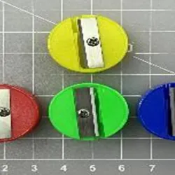  Sacapuntas de colores  plásticos con forma redonda.  Medida: 2,5 * 2,5 * 1,1 cm,  72 unidades / cubo plástico 