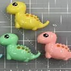  Sacapuntas de plástico con  forma de dinosaurios en  colores. Medida: 4,5 * 3 * 7cm,  amarillo 540 unidades/ verde  540 unidades / azul 540  unidades/ rosa 540 unidades.  48 unidades / cubo plástico 