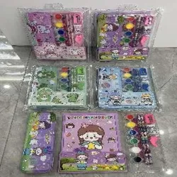 SET DE PAPELERIA POR 13;  MORADO*60SET， VERDE*60SET， ROSADO*60SET， CELESTE*60SET  2 LÁPICES DE MADERA，1  GOMA， 1SACAPUNTA DE  PLÁSTICO Y HIERRO,1  PINCEL ，1 HERRAMIENTA  DE GOMA PARA AYUDAR A  SOSTENER UN 