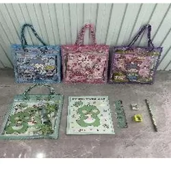 SET DE PAPELERIA POR 4;  MORADO*120SET， VERDE*120SET， ROSADO*120SET， CELESTE*120SET  1 LIBRO DE DIBUJO ，1  REGLA PLÁSTICA，1  GOMA，1SACAPUNTA DE  PLÁSTICO Y HIERROc