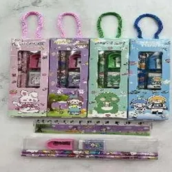 SET DE PAPELERIA POR 5;  MORADO*180SET， VERDE*180SET， ROSADO*180SET， CELESTE*180SET  2 LÁPICES DE MADERA，1  REGLA PLÁSTICA， 1SACAPUNTA DE PLÁSTICO  Y HIERRO，1 GOMA  5UNIDADES/SET/CAJA DE  REGALO