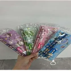 SET DE PAPELERIA POR 5;  MORADO*180SET， VERDE*180SET， ROSADO*180SET， CELESTE*180SET,MEZCLA  MEDIA DE 4 COLORES,  PLÁSTICO + MADERA  1 REGLA PLÁSTICA，2  LAPICES DE MADERAS，1  GOMA，1SACAPUNTA DE  PLÁSTICO Y HIERRO
