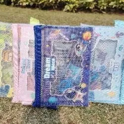 SET DE PAPELERIA POR 6;  AZUL *108SET， VERDE*108SET， ROSADO*108SET， CELESTE*108SET  1 BOLSA DE PLUMA，2  LÁPICES DE MADERA， 1  GOMA ，1SACAPUNTA DE  PLÁSTICO Y HIERRO，1  LIBRO PARA PINTAR  6UNIDADES/SET
