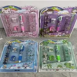 SET DE PAPELERIA POR 6;  MORADO*90SET， VERDE*90SET， ROSADO*90SET， CELESTE*90SET  2 LÁPICES DE MADERA，1  BOLIGRAFO PLÁSTICO，1  GOMA， 1 REGLA  PLÁSTICA，1SACAPUNTA DE  PLÁSTICO Y HIERRO  6UNIDADES/SET/BLISTER