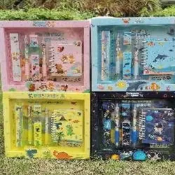  SET DE PAPELERIA POR 7;  MORADO*40SET,AMARILLO*4  0SET,ROSADO*40SET,CELES  TE*40SET  1 REGLA PLÁSTICA,2  LAPICES PLÁSTICOS,1  GOMA，1 MINA DE LÁPIZ，1  LIBRO  7UNIDADES/SET/CAJA DE  REGALO， 20SET/CAJITA*8CAJITA