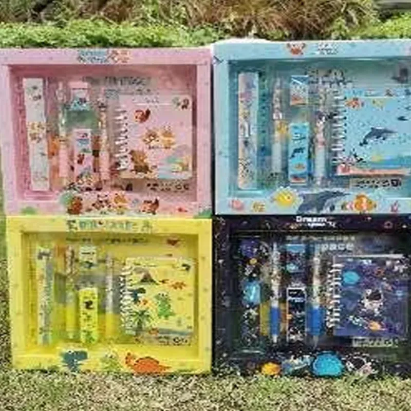  SET DE PAPELERIA POR 7;  MORADO*40SET,AMARILLO*4  0SET,ROSADO*40SET,CELES  TE*40SET  1 REGLA PLÁSTICA,2  LAPICES PLÁSTICOS,1  GOMA，1 MINA DE LÁPIZ，1  LIBRO  7UNIDADES/SET/CAJA DE  REGALO， 20SET/CAJITA*8CAJITA