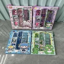 SET DE PAPELERIA POR 7;  MORADO*90SET， VERDE*90SET， ROSADO*90SET， CELESTE*90SET  3 LÁPICES DE MADERA，1  REGLA PLÁSTICA， 1SACAPUNTA DE PLÁSTICO  Y HIERRO，1 1  HERRAMIENTA DE GOMA  PARA AYUDAR A SOSTENER