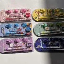 SET DE PAPELERIA POR 7;  VERDE*80SET,MORADO*80S  ET,CELESTE*80SET,AMARILL  O*80SET,AZUL  *80SET,ROSADO *80SET;  1LÁPICES DE MADERA，3  TAPAS PLÁSTICA， 1SACAPUNTA DE PLÁSTICO  Y HIERRO,1 LAPIZ  PLÁSTICO,1 MINA DE LÁPIZ  7UNIDADES/SET/BLISTER