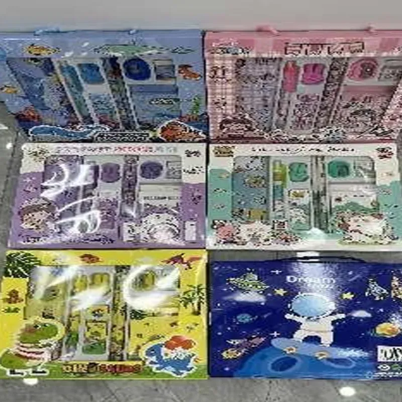 SET DE PAPELERIA POR 9;  VERDE*24SET,MORADO*24S  ET,CELESTE*24SET,AMARILL  O*24SET,AZUL  *24SET,ROSADO *24SET;  2 LÁPICES DE MADERA，1  TAPA PLÁSTICA， 1SACAPUNTA DE PLÁSTICO  Y HIERRO,1 LAPIZ  PLÁSTICO,1 MINA DE LÁPIZ,1  GOMA，1 LIBRO