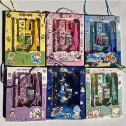  SET DE PAPELERIA POR 9;  VERDE*60SET,MORADO*60S  ET,CELESTE*60SET,AMARILL  O*60SET,AZUL  *60SET,ROSADO *60SET;  1 TIJERA PLÁSTICA， 1  LAPIZ PLÁSTICO，1 MINA DE  LÁPIZ，2 LÁPICES DE  MADERA，1 GOMA， 1SACAPUNTA DE PLÁSTICO  Y HIERRO，2 TAPAS 