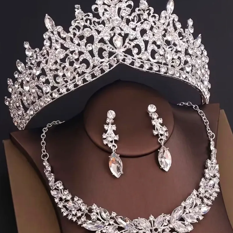 Tiara, Collar y Aretes
