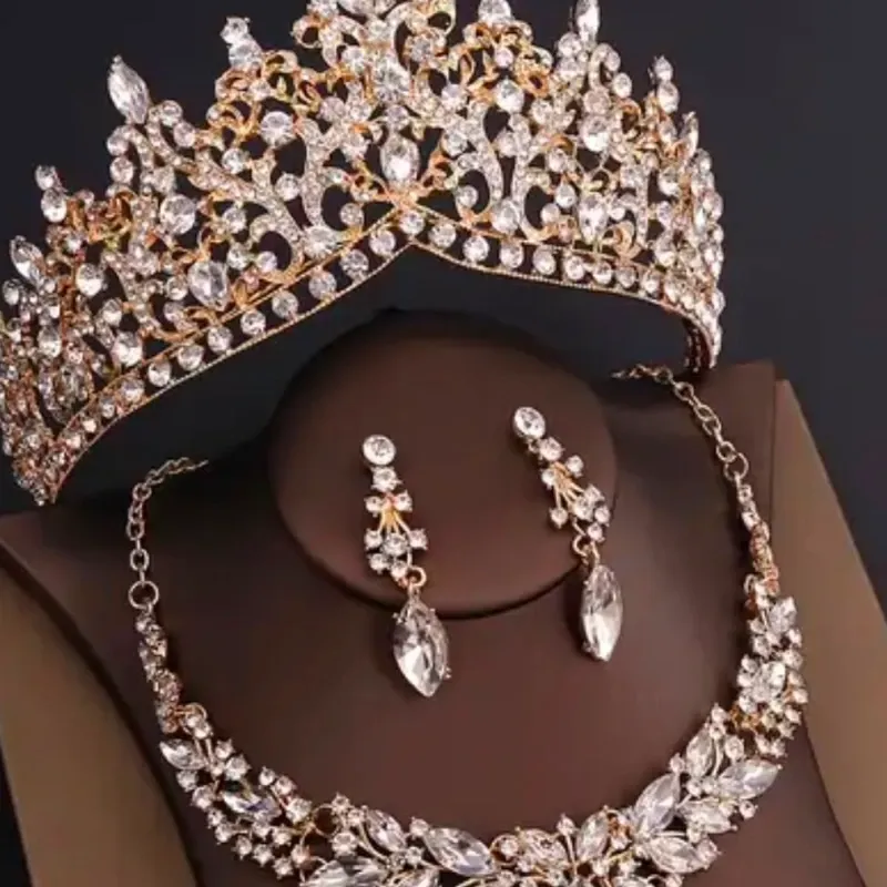 Tiara, Collar y Aretes